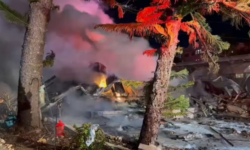 Avião cai em parque de trailers e deixa vários mort0s nos EUA; veja vídeo
