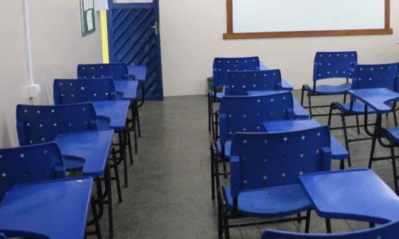 Menino tem dedos decep4d0s após vender cadeiras de escola em Manaus; veja