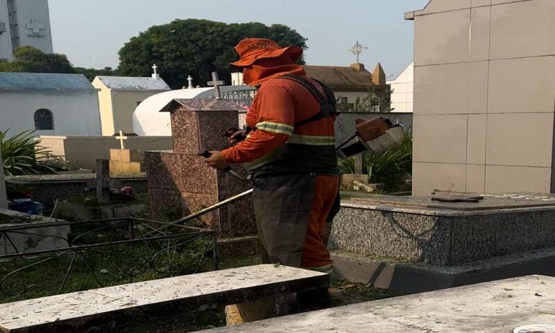 Prefeitura de Manaus realiza ação de limpeza no cemitério São João Batista