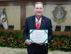 Aniello Aufiero recebe Medalha do Mérito Acadêmico na ESMAM